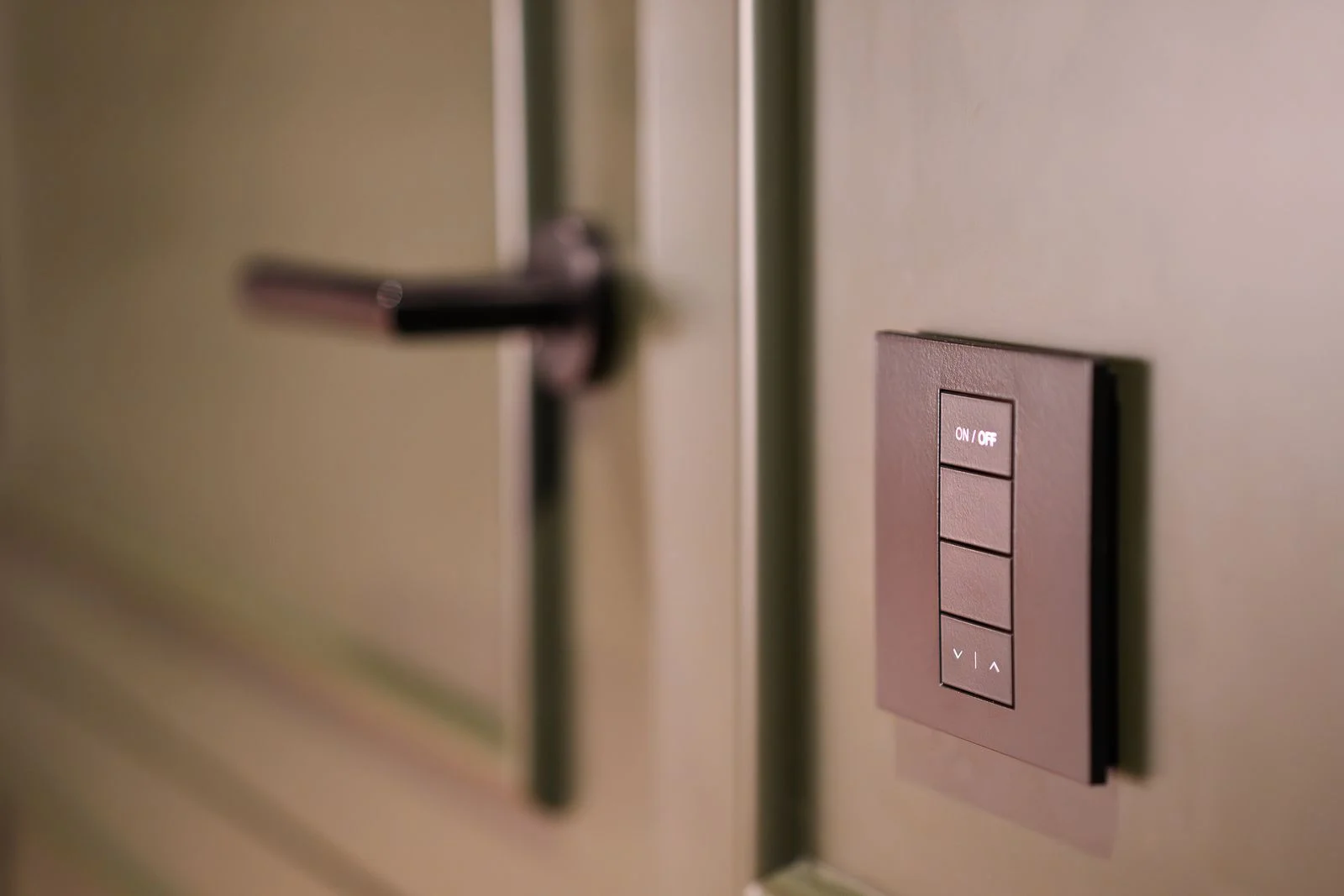 Wall-mounted building control keypad